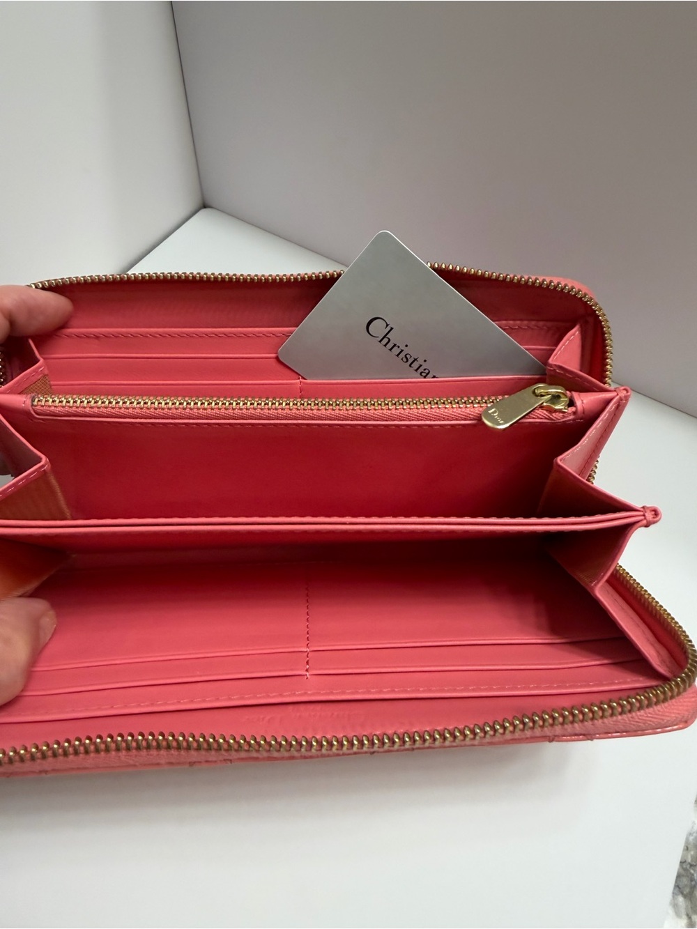 Christian Dior Lady Dior Zip Around Wallet in pink patent leather - Picture 3 of 14